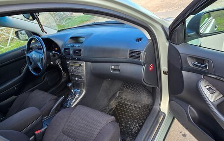 Toyota Avensis III рестайлинг, 2004 год, 690 000 рублей, 24 фотография