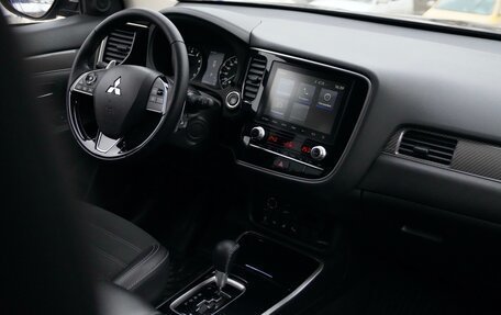 Mitsubishi Outlander III рестайлинг 3, 2021 год, 3 150 000 рублей, 6 фотография