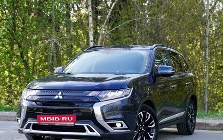 Mitsubishi Outlander III рестайлинг 3, 2021 год, 3 150 000 рублей, 2 фотография