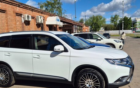 Mitsubishi Outlander III рестайлинг 3, 2019 год, 2 350 000 рублей, 4 фотография
