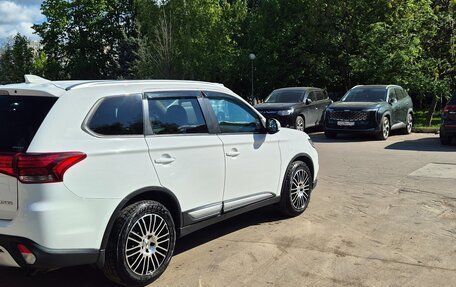 Mitsubishi Outlander III рестайлинг 3, 2019 год, 2 350 000 рублей, 5 фотография