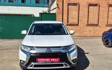 Mitsubishi Outlander III рестайлинг 3, 2019 год, 2 350 000 рублей, 8 фотография