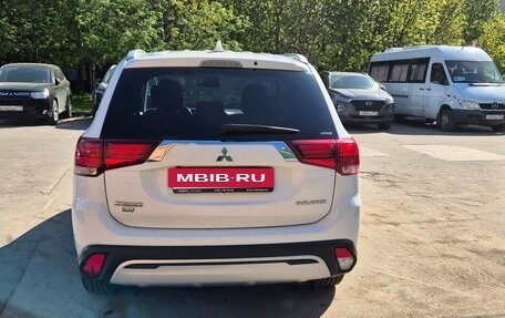 Mitsubishi Outlander III рестайлинг 3, 2019 год, 2 350 000 рублей, 7 фотография