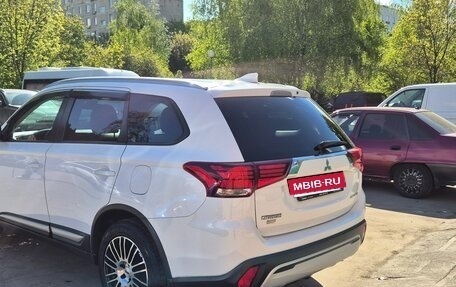 Mitsubishi Outlander III рестайлинг 3, 2019 год, 2 350 000 рублей, 6 фотография