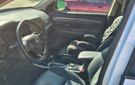 Mitsubishi Outlander III рестайлинг 3, 2019 год, 2 350 000 рублей, 9 фотография