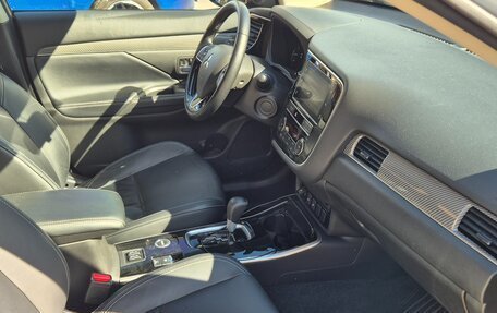 Mitsubishi Outlander III рестайлинг 3, 2019 год, 2 350 000 рублей, 10 фотография