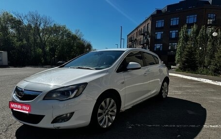 Opel Astra J, 2011 год, 600 000 рублей, 2 фотография