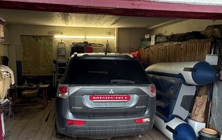 Mitsubishi Outlander III рестайлинг 3, 2013 год, 1 350 000 рублей, 2 фотография