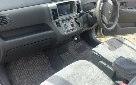 Toyota Raum II, 2005 год, 649 000 рублей, 11 фотография