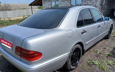 Mercedes-Benz E-Класс, 1995 год, 333 000 рублей, 3 фотография