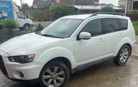 Mitsubishi Outlander III рестайлинг 3, 2011 год, 950 000 рублей, 2 фотография