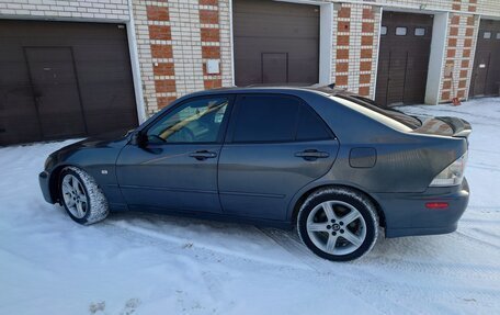 Lexus IS II рестайлинг 2, 2002 год, 1 400 000 рублей, 2 фотография