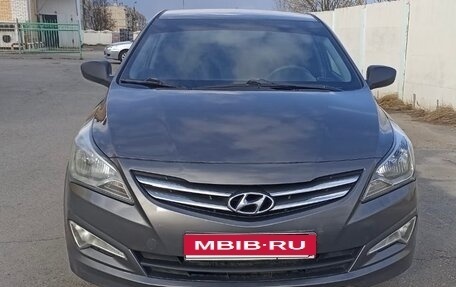 Hyundai Solaris II рестайлинг, 2015 год, 900 000 рублей, 1 фотография