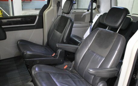 Chrysler Voyager IV, 2010 год, 1 208 000 рублей, 11 фотография