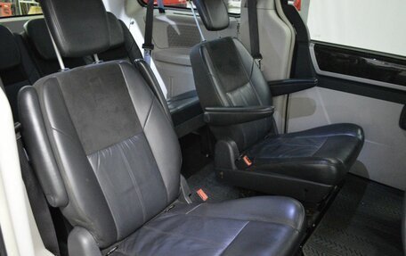 Chrysler Voyager IV, 2010 год, 1 208 000 рублей, 13 фотография