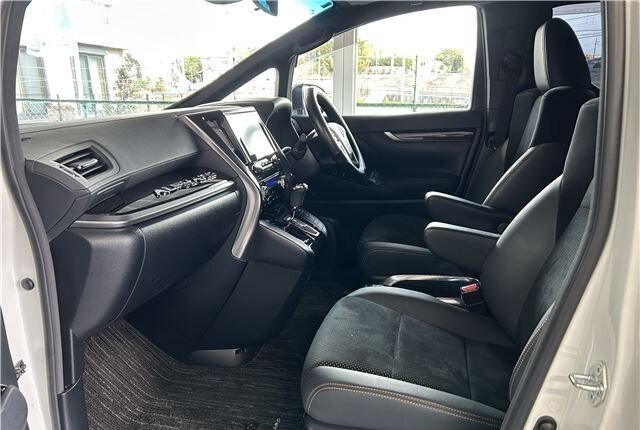 Toyota Alphard, 2021 год, 2 930 000 рублей, 23 фотография