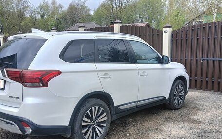 Mitsubishi Outlander III рестайлинг 3, 2019 год, 2 270 000 рублей, 2 фотография