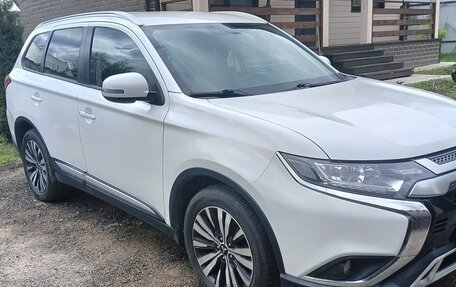 Mitsubishi Outlander III рестайлинг 3, 2019 год, 2 270 000 рублей, 8 фотография