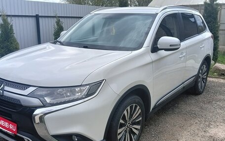 Mitsubishi Outlander III рестайлинг 3, 2019 год, 2 270 000 рублей, 6 фотография