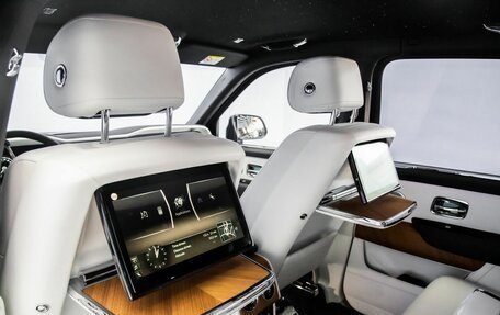 Rolls-Royce Cullinan, 2022 год, 39 000 000 рублей, 17 фотография