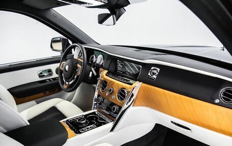 Rolls-Royce Cullinan, 2022 год, 39 000 000 рублей, 16 фотография