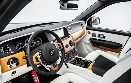 Rolls-Royce Cullinan, 2022 год, 39 000 000 рублей, 13 фотография