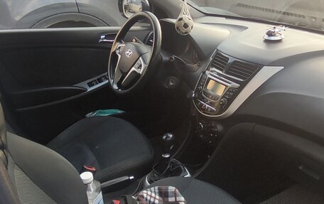 Hyundai Solaris II рестайлинг, 2011 год, 450 000 рублей, 6 фотография