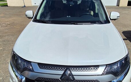 Mitsubishi Outlander III рестайлинг 3, 2019 год, 2 690 000 рублей, 1 фотография