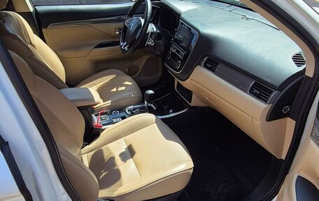 Mitsubishi Outlander III рестайлинг 3, 2019 год, 2 690 000 рублей, 4 фотография