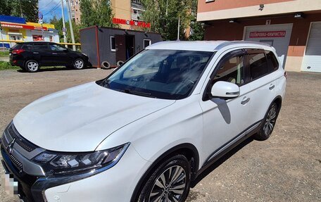 Mitsubishi Outlander III рестайлинг 3, 2019 год, 2 690 000 рублей, 6 фотография
