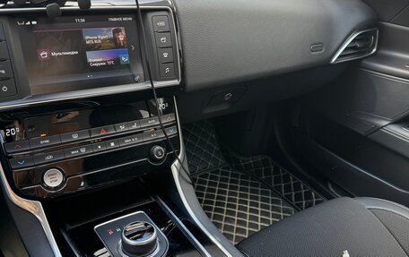 Jaguar XE I рестайлинг, 2017 год, 2 900 000 рублей, 8 фотография