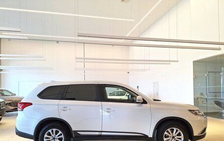 Mitsubishi Outlander III рестайлинг 3, 2018 год, 1 599 000 рублей, 8 фотография