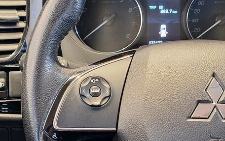 Mitsubishi Outlander III рестайлинг 3, 2018 год, 1 599 000 рублей, 21 фотография