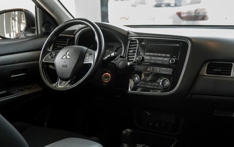 Mitsubishi Outlander III рестайлинг 3, 2018 год, 1 655 000 рублей, 17 фотография