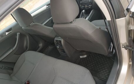 Volkswagen Jetta VI, 2012 год, 900 000 рублей, 21 фотография