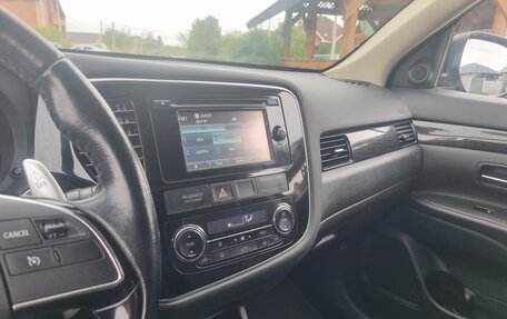 Mitsubishi Outlander III рестайлинг 3, 2015 год, 2 100 000 рублей, 11 фотография