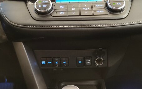 Toyota RAV4, 2017 год, 2 140 000 рублей, 12 фотография