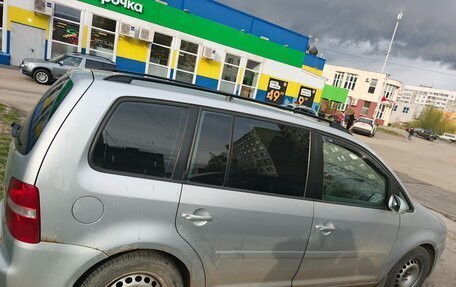 Volkswagen Touran III, 2003 год, 319 000 рублей, 4 фотография