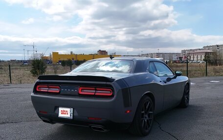 Dodge Challenger III рестайлинг 2, 2017 год, 5 750 000 рублей, 11 фотография