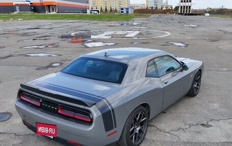 Dodge Challenger III рестайлинг 2, 2017 год, 5 750 000 рублей, 3 фотография