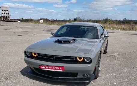 Dodge Challenger III рестайлинг 2, 2017 год, 5 750 000 рублей, 2 фотография