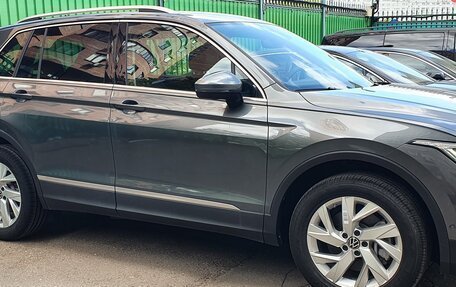 Volkswagen Tiguan II, 2021 год, 4 700 000 рублей, 2 фотография