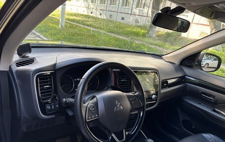 Mitsubishi Outlander III рестайлинг 3, 2022 год, 2 850 000 рублей, 2 фотография