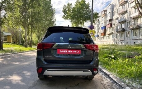 Mitsubishi Outlander III рестайлинг 3, 2022 год, 2 850 000 рублей, 5 фотография