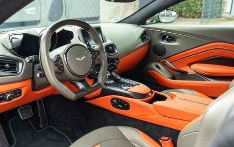 Aston Martin V12 Vantage, 2022 год, 22 970 000 рублей, 11 фотография