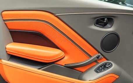 Aston Martin V12 Vantage, 2022 год, 22 970 000 рублей, 16 фотография