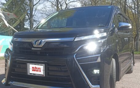 Toyota Voxy III, 2019 год, 2 700 000 рублей, 2 фотография