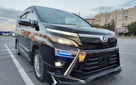 Toyota Voxy III, 2019 год, 2 700 000 рублей, 24 фотография