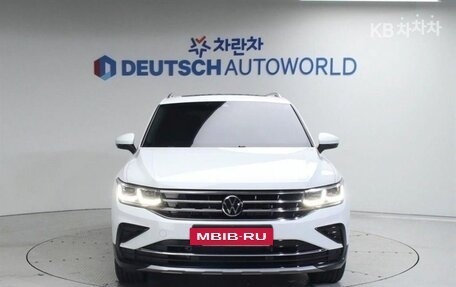 Volkswagen Tiguan II, 2023 год, 3 400 000 рублей, 3 фотография
