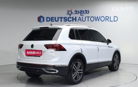 Volkswagen Tiguan II, 2023 год, 3 400 000 рублей, 2 фотография